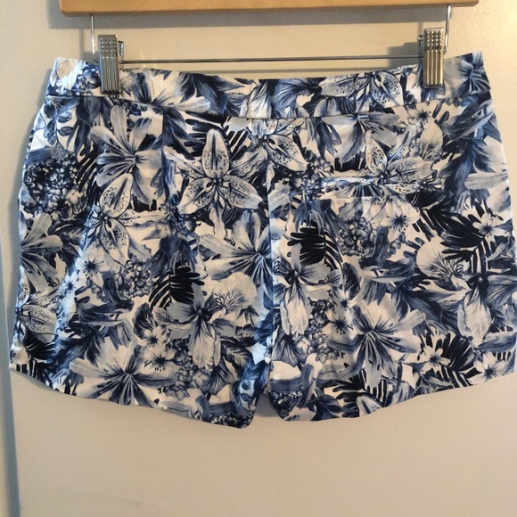 H&M Pants - 🍁3/$25🍁 H&M tropical floral print shorts